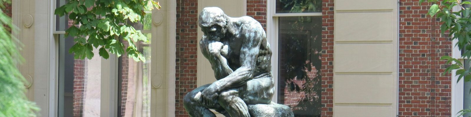 O Pensador, de Rodin, em pose de reflexão num pátio (foto: Mark Tenn, Unsplash)